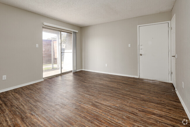 2BR, 2BA - 952SF - Living Room - Colony Park Apartments