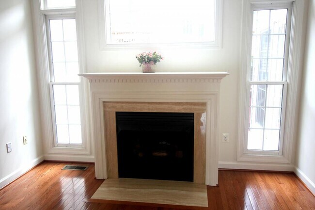 Building Photo - 4555 Fair Valley Dr