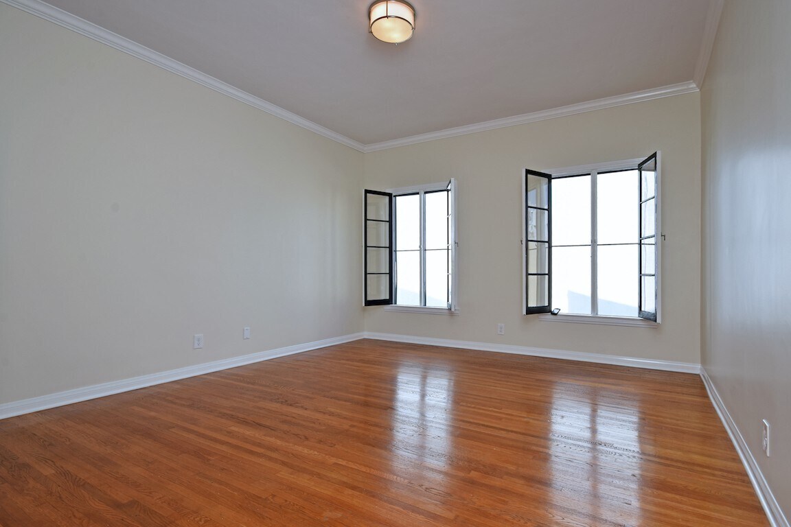 Building Photo - 724 S Genesee Ave