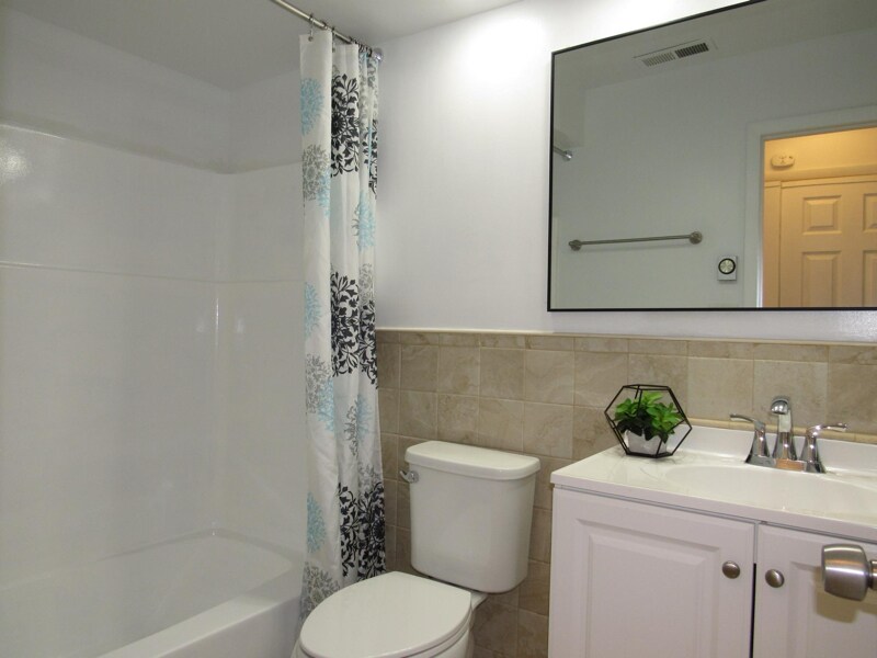 Building Photo - 10 Ridgedale Dr