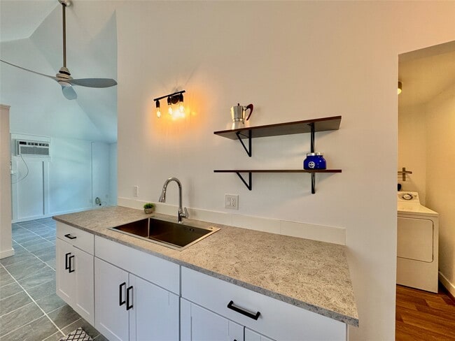 Building Photo - 2413 Woodhead St