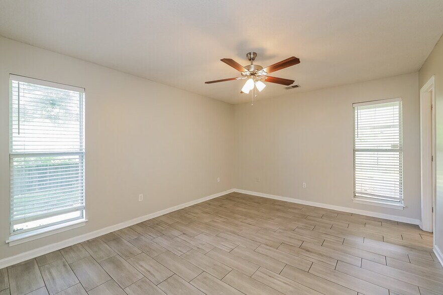 Building Photo - 1104 Parkview Cir N
