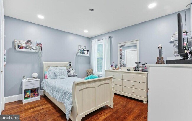 Building Photo - 234 Howell St