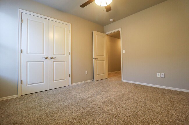 Building Photo - Spacious 3 Bedroom / 2 Bathroom with Modern Upgrade