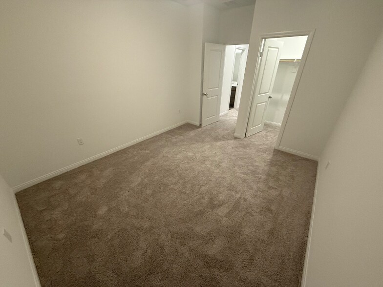 Building Photo - 4212 Larchwood Ln