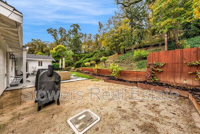 Building Photo - 627 N Silverado Dr