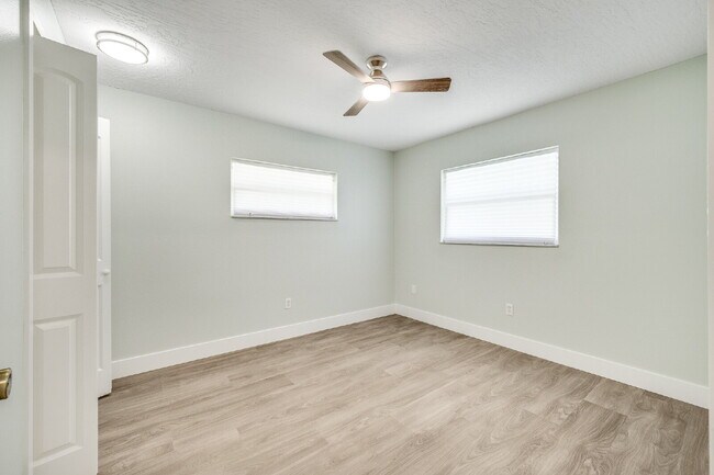 Building Photo - 4 bedroom, 2 bathroom Beachside, Pool Home!