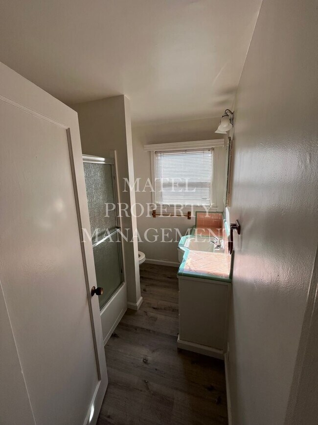 Building Photo - 548 Esgar Ave