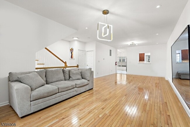 Building Photo - 768 Green Ln