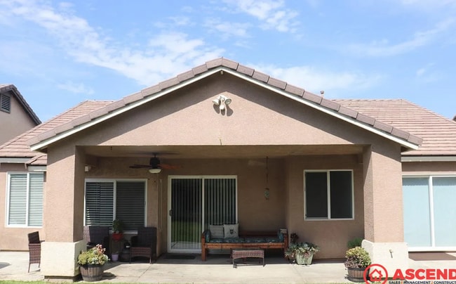 Building Photo - Spacious 3BD/2BA Home in Bakersfield's 93313 Area — Fully Equipped, Pets Welcome!