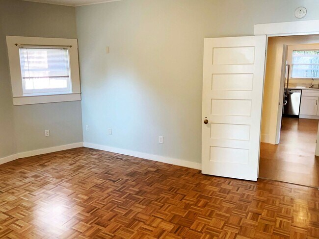 Building Photo - Spacious 4 Bedroom / 1.5 Bath near UC Campus