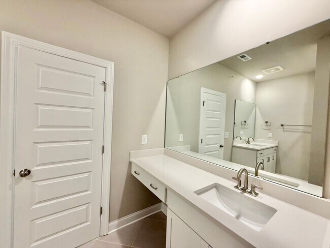 Building Photo - **OFFERING FIRST MONTH'S RENT FREE, $200 MOVE IN PROMOTION & REFUNDABLE APPLICATION FEES** New Co...