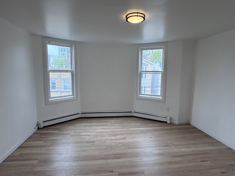 Primary Photo - 174 Beacon Ave