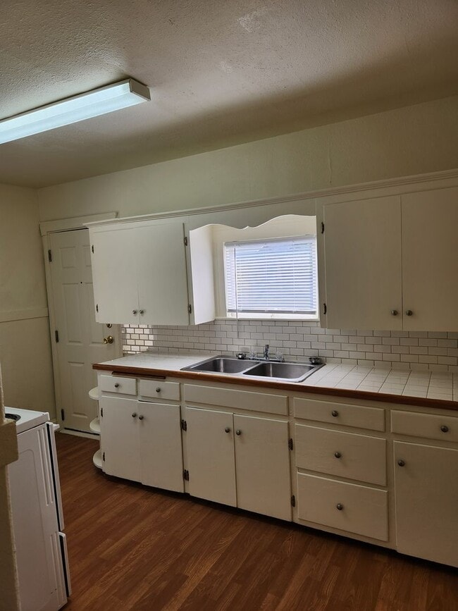 Building Photo - 1 Br Duplex - Available Now