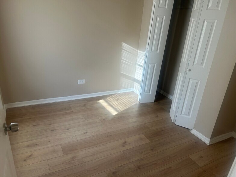 Building Photo - 956 E 76th St