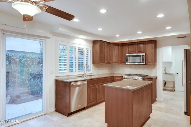 Building Photo - 681 Triunfo Canyon Rd