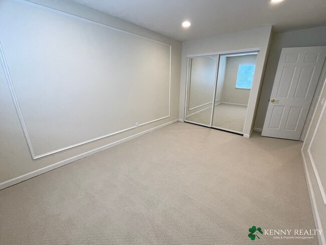 Building Photo - Large 3 Bedroom, 2.5 Bathroom, Great Neigh...