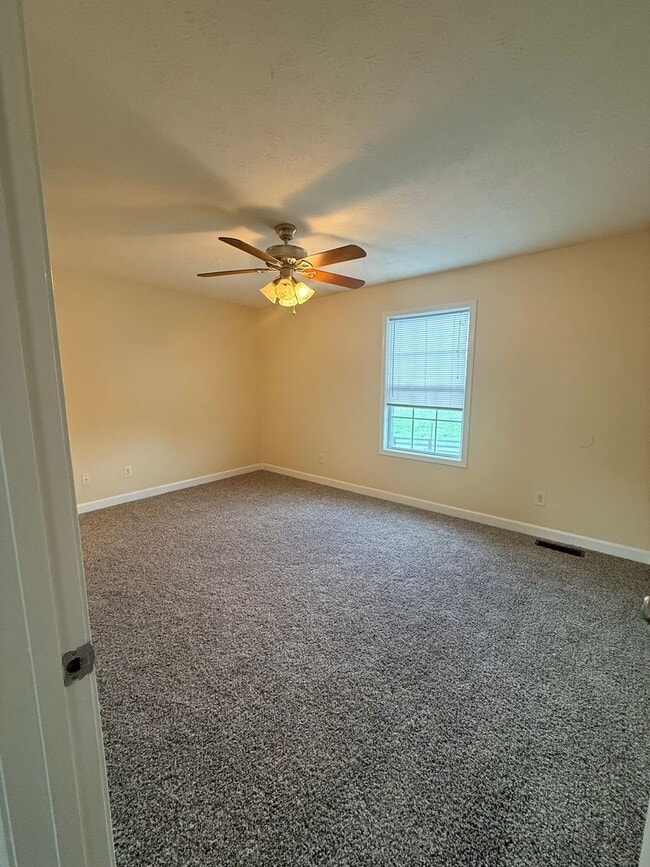 Building Photo - Great townhouse for quiet family living