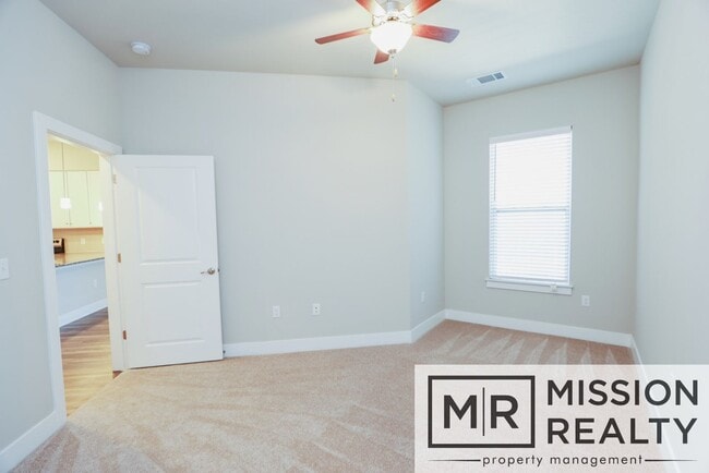Building Photo - Beautiful 1 Bedroom, 1 Bathroom Condo in t...