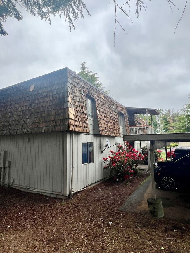 Building Photo - Ground-Level Unit in a Fourplex Near Tacoma Mall