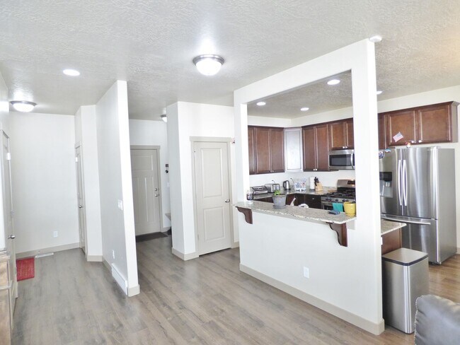 Building Photo - Great 4 Bd 3.5 Bath Townhome