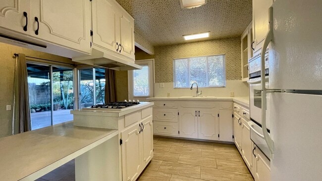Building Photo - Classic San Luis 3 Bedroom 2 Bath House in Ferrini Heights