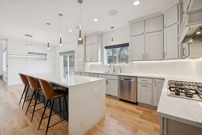 Building Photo - Luxurious 5-Bed/5 Baths, Granite & 3 Car Garage