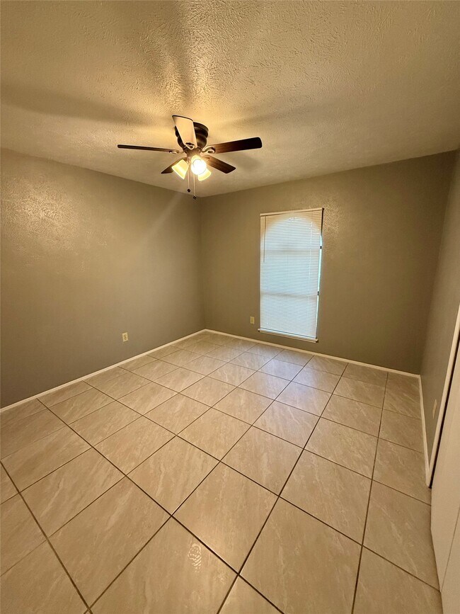 Building Photo - 14650 Lourdes Dr