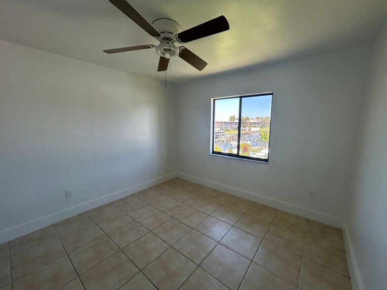 Building Photo - 4708 SE 5th Pl