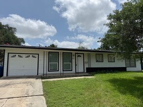 Building Photo - Updated 3-Bedroom Home with No Carpet & Modern Finishes