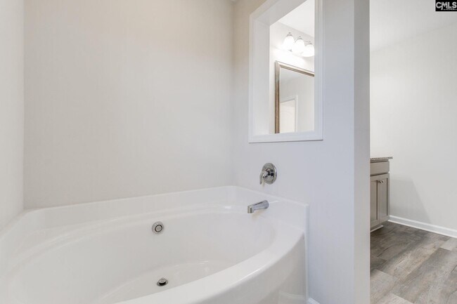 Building Photo - 246 Honey Hill Way