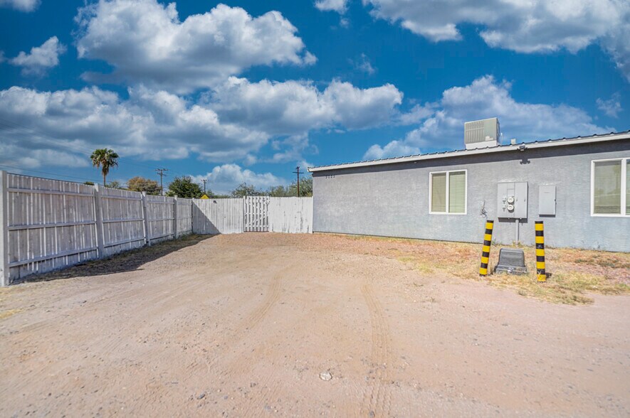 Building Photo - 5025 E Lee St