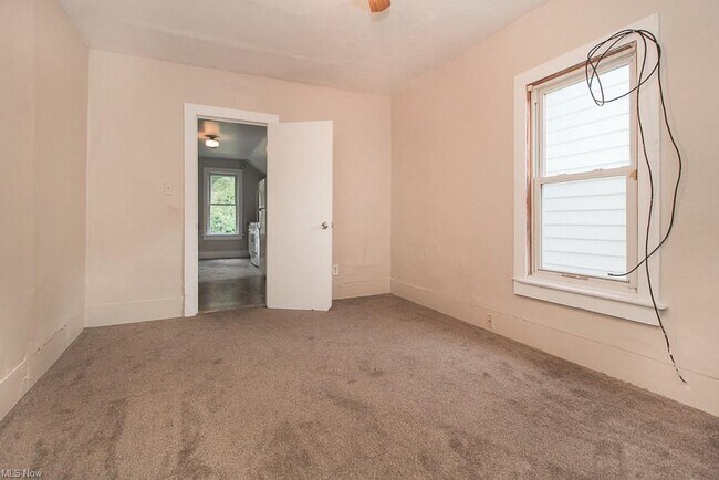 Building Photo - 653 Allyn St