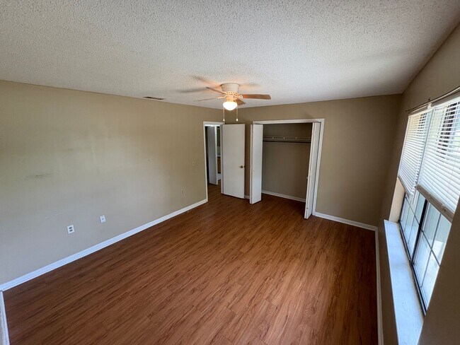 Building Photo - 11 Crosswinds Dr