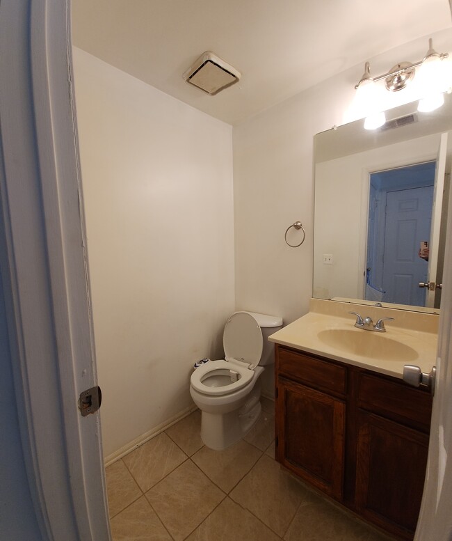 Half bathroom - 159 McNair Ct