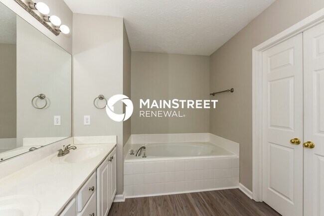 Building Photo - 4 Bedroom Pet-Friendly Home in Hendersonville, TN with Main Street Renewal