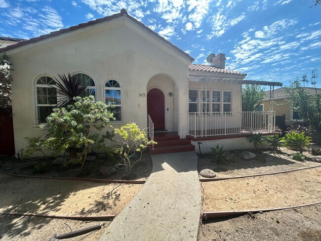 Building Photo - Beautiful Spacious 2Bd/2Bth with Bonus Family Room