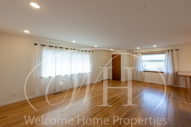 Building Photo - Spacious 5 Bedroom Home with Fenced Yard & Covered Parking