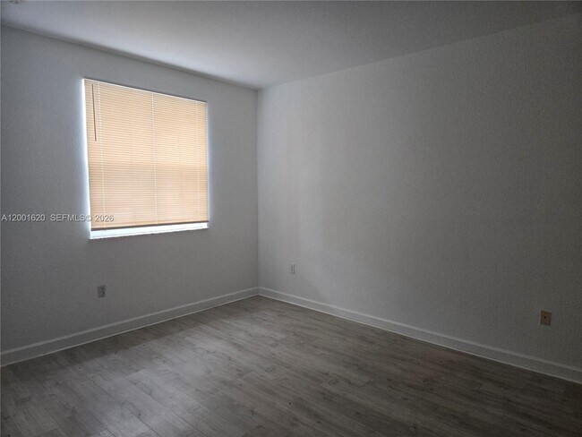 Building Photo - 2731 SE 17th Ave