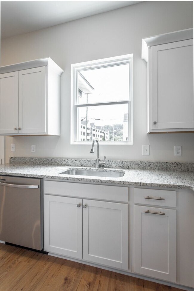 Building Photo - 2017 S Lyerly St