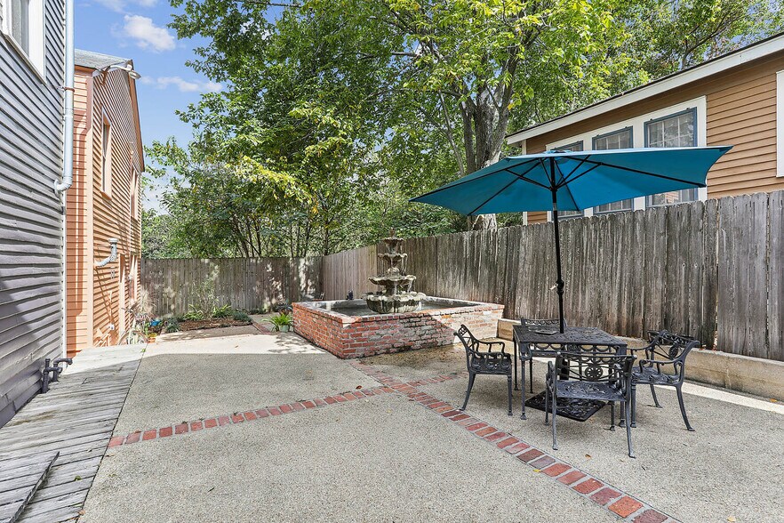 Building Photo - 611 Lakeland Dr