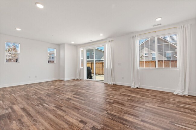 Building Photo - Beuatiful Townhome in Northwest Reno!