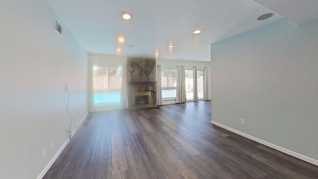 Building Photo - Beautiful 3/bedroom home in Canyon Country !