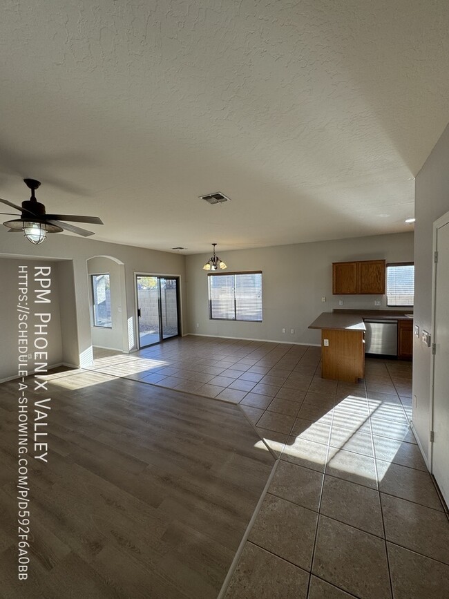 Building Photo - Open concept 3 bed / 2 bath with *NEW* Flo...