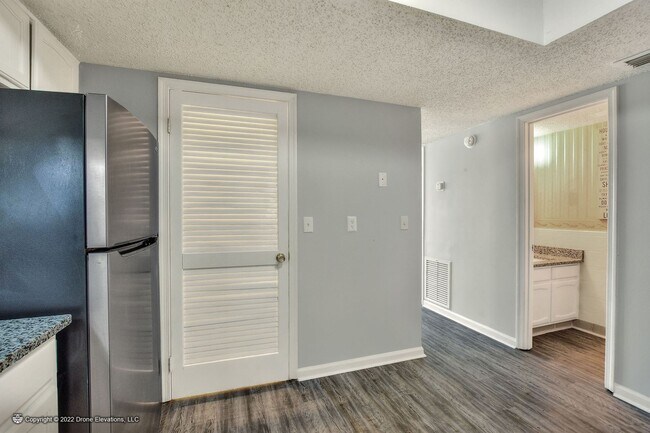 Building Photo - 2 Bedroom Townhouse with Views of County P...