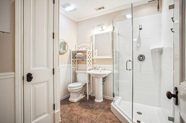 Building Photo - Stunning and Spacious Single Family Home S...