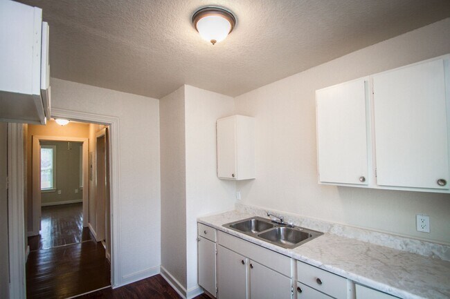 Building Photo - 934 Poinsettia St