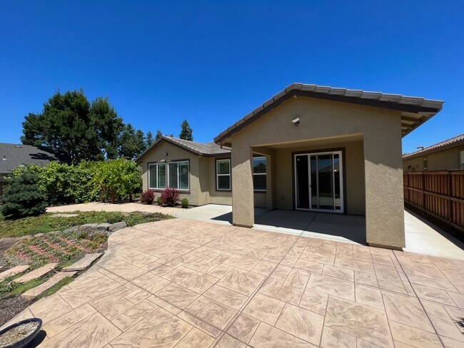 Building Photo - Newer single story home located in desirab...