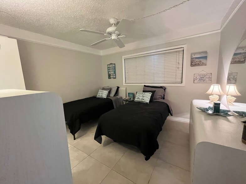 Building Photo - 10102 S Ocean Dr