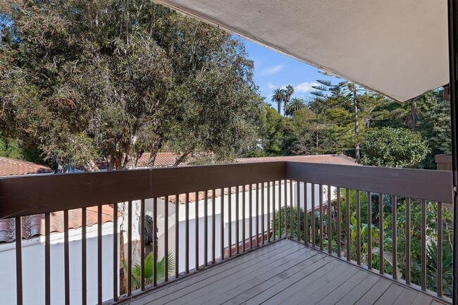 Building Photo - This wonderful East Beach Townhome Awaits!